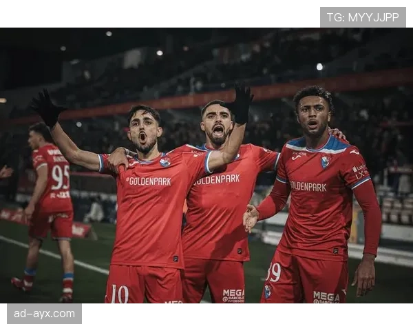 曼联更衣室矛盾再度曝光,球队稳定性面临考验,近期表现受影响 曼联更衣室矛盾再度曝光,球队稳定性面临考验,近期表现受影响